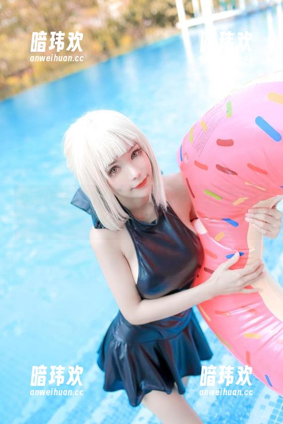 最新作品里的Kitkat Cosplay，空姐造型好像就该这样
